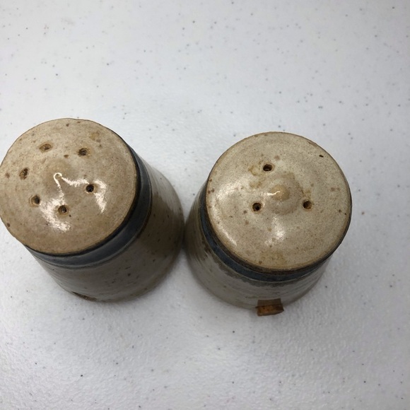Hand made studio art pottery salt and pepper shaker signed beige and blue - Picture 2 of 4
